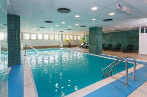 Poolen vid eller i närheten av Danubius Hotel Arena