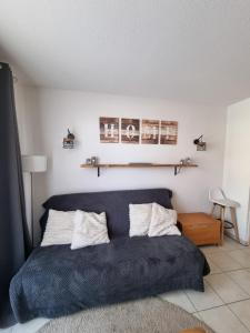 Un dormitorio con una cama con una manta negra. en Appartement T2-5 couchages L'écrin des Orres 1800, en Les Orres 73 fotos más