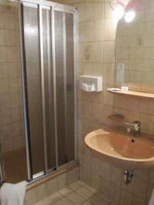 Koupelna v ubytování Alemannenhof Hotel Engel + 37 fotografií