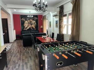 Biliardový stôl v ubytovaní Stunning apartment in the heart of Athens