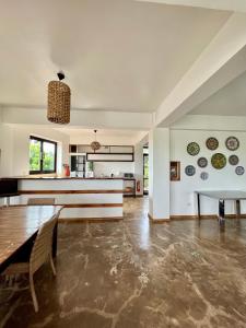 eine offene Küche und ein Esszimmer mit einem Tisch in der Unterkunft Casa Giuseppe Bohol 3 in Panglao