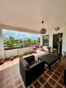 ein Wohnzimmer mit einem Sofa und einem Tisch in der Unterkunft Casa Giuseppe Bohol 3 in Panglao