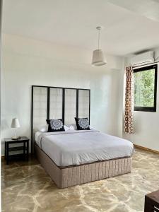 ein Schlafzimmer mit einem großen Bett in einem Zimmer in der Unterkunft Casa Giuseppe Bohol 3 in Panglao