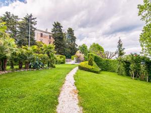 un giardino con sentiero ghiaioso di fronte a una casa di Tranquil Apartment in Cupramontana with Garden a Cupramontana