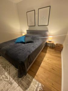 - une chambre avec un grand lit et 2 photos sur le mur dans l'établissement Ferienwohnung Lipsia, à Leipzig