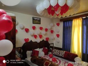 Letto o letti in una camera di Hotel Magnolia Mallroad Manali