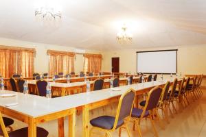 een grote kamer met een grote tafel en stoelen bij Mango Lodge Zomba in Zomba