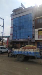 AshoknagarにあるHotel Adhiraj Regency, Ashoknagarの建物前に停車する青いトラック