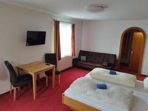TV a/nebo společenská místnost v ubytování Hotel Pension Kandolf