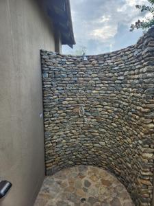 uma parede de pedra ao lado de um edifício em Mjejane Bush Camp em Hectorspruit
