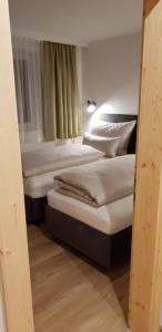 2 camas individuales en una habitación con 3 camas individuales que establece que en Ferienwohnung umemma, en Kappl