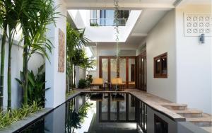 uma piscina interior numa casa com plantas em The Nature em Siem Reap