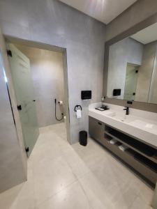 利雅德的住宿－Msharef almoden hotel فندق مشارف المدن，一间带水槽和镜子的浴室