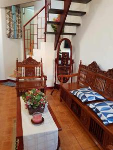 een woonkamer met 2 bedden en een trap bij 2-storey house san pedro laguna belinda condotel 3 in San Pedro