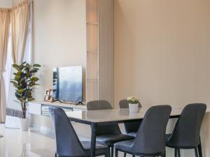 - une salle à manger avec une table, des chaises et une télévision dans l'établissement Beacon Executive Suite by Uptrend Home Management, à George Town
