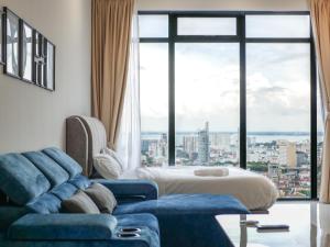 - un salon avec un canapé, un lit et une fenêtre dans l'établissement Beacon Executive Suite by Uptrend Home Management, à George Town