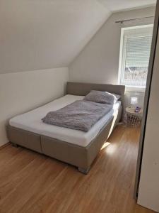 a bedroom with a bed in a room at Apartment am Stadtrand zu Graz 