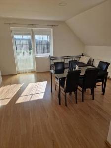 Una sala de estar con una mesa de comedor y sillas. en Apartment am Stadtrand zu Graz, en Graz