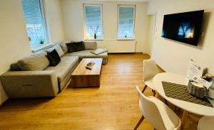 ein Wohnzimmer mit einem Sofa und einem Tisch in der Unterkunft FeWo Buche mit Balkon in Bad Harzburg