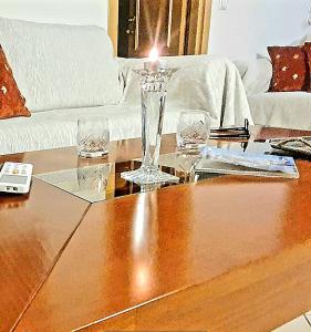 una sala de estar con una mesa con una vela. en At Aqua Apartment Athens, en Atenas