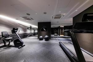 einen Fitnessraum mit Kardiogeräten in einem Gebäude in der Unterkunft Hotel Metropolitan Tokyo Haneda - 2023-10-17 Grand Opening in Tokio