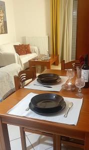 una mesa de comedor con un plato encima en At Aqua Apartment Athens, en Atenas