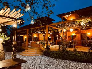 un patio de una casa por la noche con luces en CAJOU LODGE, en Bubaque