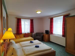 Postel nebo postele na pokoji v ubytování Hotel Pension Kandolf