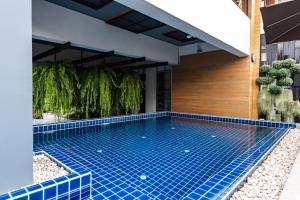 ein Schwimmbad in der Mitte eines Hauses in der Unterkunft Beforesunset in Ban Chang Kham Luang