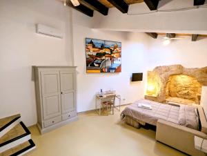 ein Schlafzimmer mit einem Bett und einem Wandgemälde in der Unterkunft Case al Borgo-Agira Centre-Home Relais in Agira