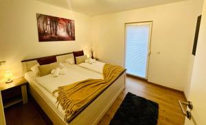 - une chambre avec un lit et une fenêtre dans l'établissement FeWo Esche mit Balkon, à Bad Harzburg