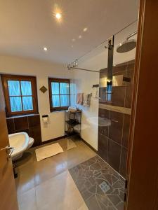 ein Bad mit einer Dusche, einem WC und einem Waschbecken in der Unterkunft Residence Zirmer in Kastelruth