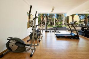 un gimnasio con un montón de bicicletas estáticas en una habitación en Pachi Beach Atlantic Garden Corralejo, en Corralejo