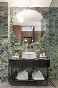 y baño con lavabo y espejo. en AS Boutique Hotel, superior, en Liubliana