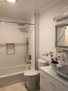 Phòng tắm tại 28 Seconds Walk to Beach - Offer Steam shower and Lululemon Studio Mirror