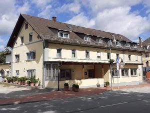 een groot wit gebouw op de hoek van een straat bij Gasthof Ramsauer in Neufahrn in Niederbayern