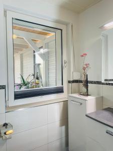 un bagno con uno specchio e un lavandino bianco di Restaurant Seeblick direkt am Schweriner See a Bad Kleinen Altre 26 foto