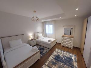 1 dormitorio con 2 camas, tocador y espejo en CFC, Luxurious 4BR Apartment, Remarkable value unbeatable Location, en El Cairo