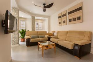uma sala de estar com um sofá e uma mesa em Apartamento Mulhacen Centro em Granada