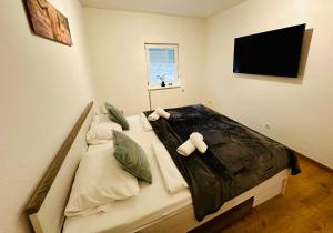 - une chambre avec un grand lit et 2 serviettes dans l'établissement FeWo Kastanie mit Balkon, à Bad Harzburg