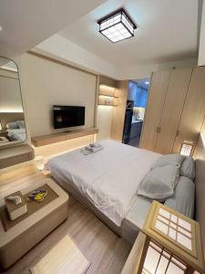 - une chambre avec un grand lit et une télévision dans l'établissement Wawa Guesthouse Pollux Habibie Batam Tower A 17, à Kangboi