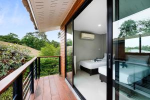 Blick auf ein Schlafzimmer vom Balkon eines Hauses in der Unterkunft Chill Inn Samui Hostel and Restaurant in Koh Samui 