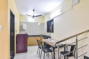 een keuken met een tafel en stoelen in een kamer bij Rising 3Bhk Villa Lonavala in Lonavala