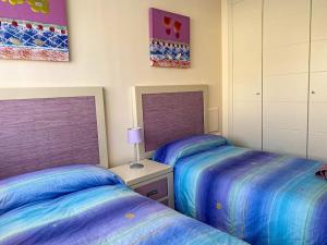 due letti uno accanto all'altro in una camera da letto di Alojamiento ideal en Sabiñánigo a Sabiñánigo