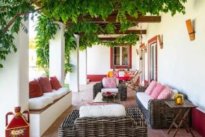 雷東多的住宿－Monte da Pedra Torta，庭院设有柳条沙发和桌子