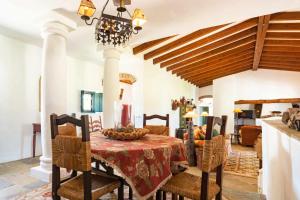 uma sala de jantar com uma mesa e algumas cadeiras em Monte da Pedra Torta em Redondo