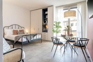 sypialnia z łóżkiem, stołem i krzesłami w obiekcie Ricasoli Terrace we Florencji