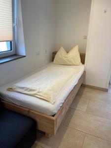 ein großes Bett in einem Zimmer mit in der Unterkunft Urlaubsreiterhof Trunk in Igersheim