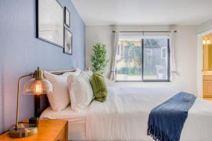 a bedroom with a white bed and a window at Twin Peaks 2br w patio nr groceries coffee SFO-1545 in San Francisco