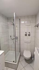 een badkamer met douche en toilet bij NEU! Moderne Ferienwohnung Ulm in Ulm